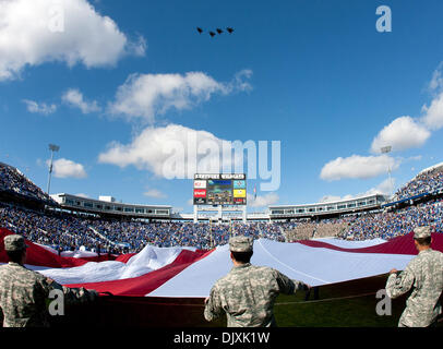 6. November 2010 - Lexington, Kentucky, Vereinigte Staaten von Amerika - A Überführung erfolgte kurz nach der Nationalhymne hinter dem Spiel zwischen Kentucky und Charleston Southern vom Commonwealth Stadium in Lexington. (Kredit-Bild: © Wayne Litmer/Southcreek Global/ZUMApress.com) Stockfoto