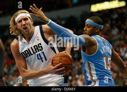 7. November 2010 - Dallas, Texas, USA - 6. November 2010.  Dallas MAvericks, die nach vorne DIRK NOWITZKI (41) von Denvver Nuggets, heraus blockiert wird nach vorne CARMELO ANTHONY (15). Die Denver Nuggets besiegte die Dallas Mavericks 103 92 American Airlines Center in Dallas, Texas USA. (Kredit-Bild: © ZUMA Ralph Lauer/ZUMApress.com) Stockfoto