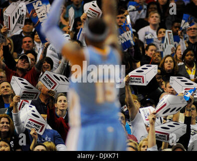 7. November 2010 - Dallas, Texas, USA - 6. November 2010.  Dallas MAvericks Fans versuchen, Denver Nuggets forward CARMELO ANTHONY ablenken, wie er Freiwürfe schießt. Die Denver Nuggets besiegte die Dallas Mavericks 103 92 American Airlines Center in Dallas, Texas USA. (Kredit-Bild: © ZUMA Ralph Lauer/ZUMApress.com) Stockfoto