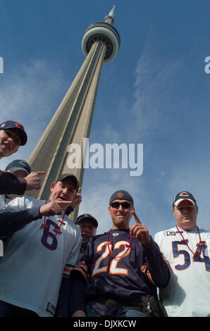 7. November 2010 - Toronto, Ontario, Kanada - eine Gruppe von Chicago Bears Fans posieren vor dem CN Tower während der 2010 Budweiser Heckklappe Party vor dem Spiel zwischen den Chicago Bears und den Buffalo Bills im Rogers Centre. (Kredit-Bild: © Mark Konezny/Southcreek Global/ZUMApress.com) Stockfoto