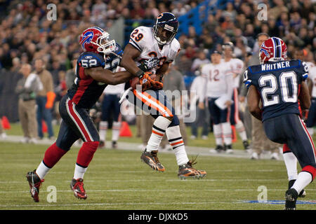 7. November 2010 - Toronto, Ontario, Kanada - Chicago Bears Runningback Chester Taylor (#29) fängt einen Pass vor Buffalo Bills Verteidiger Arthur Gräben (#52) und Donte Whitner (#20) auf das Rogers Centre. Das Spiel ist im halben 7-7 gebunden. (Kredit-Bild: © Mark Konezny/Southcreek Global/ZUMApress.com) Stockfoto