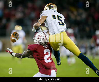 Palo Alto, Kalifornien, USA. 30. November 2013. Stanford Cardinal Cornerback Wayne Lyons (2) macht eine Interception während der NCAA Football Spiel zwischen der Stanford Cardinal und die Notre Dame Fighting Irish Stanford Stadium in Palo Alto, CA. Stanford besiegte Notre Dame 27-20. Damon Tarver/Cal Sport Media/Alamy Live-Nachrichten Stockfoto