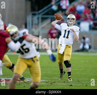 Palo Alto, Kalifornien, USA. 30. November 2013. Notre Dame Fighting Irish quarterback Tommy Rees (11) in Aktion während der NCAA Football-Spiel zwischen der Stanford Cardinal und die Notre Dame Fighting Irish im Stanford Stadium in Palo Alto, CA. Stanford besiegte Notre Dame 27-20. Damon Tarver/Cal Sport Media/Alamy Live-Nachrichten Stockfoto