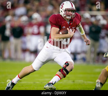 Palo Alto, Kalifornien, USA. 30. November 2013. Stanford Cardinal Quarterback Kevin Hogan (8) in Aktion während der NCAA Football-Spiel zwischen der Stanford Cardinal und die Notre Dame Fighting Irish im Stanford Stadium in Palo Alto, CA. Stanford besiegte Notre Dame 27-20. Damon Tarver/Cal Sport Media/Alamy Live-Nachrichten Stockfoto