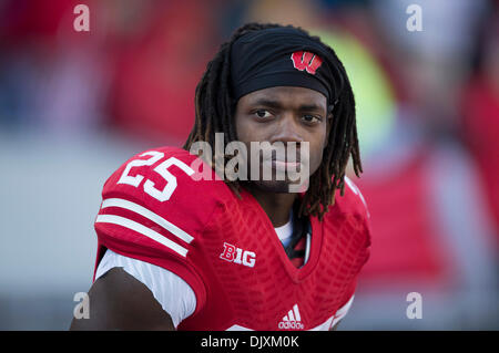 Madison, Wisconsin, USA. 30. November 2013. 30. November 2013: Wisconsin Badgers Runningback Melvin Gordon #25 vor Beginn der NCAA Football-Spiel zwischen der Penn State Nittany Lions und die Wisconsin Badgers im Camp Randall Stadium in Madison, Wisconsin. Penn State besiegt Wisconsin 31-24. John Fisher/CSM/Alamy Live-Nachrichten Stockfoto