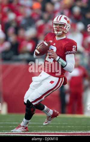 Madison, Wisconsin, USA. 30. November 2013. 30. November 2013: Wisconsin Badgers Quarterback Joel Daube #2 Tropfen zurück um zu passieren während der NCAA Football-Spiel zwischen der Penn State Nittany Lions und die Wisconsin Badgers im Camp Randall Stadium in Madison, Wisconsin. Penn State besiegt Wisconsin 31-24. John Fisher/CSM/Alamy Live-Nachrichten Stockfoto