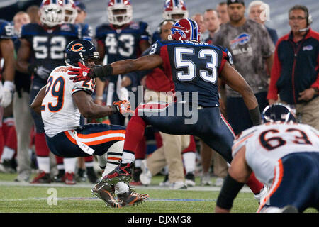 7. November 2010 - Toronto, Ontario, Kanada - Chicago Bears Runningback Chester Taylor (#29) versucht ein Tackling von Buffalo Bills Linebacker Reggie Torbor (#53) während eines Spiels auf das Rogers Centre zu vermeiden. Chicago gewann das Spiel 22-19. (Kredit-Bild: © Mark Konezny/Southcreek Global/ZUMApress.com) Stockfoto