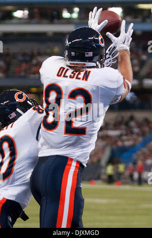 7. November 2010 - Toronto, Ontario, Kanada - Chicago Bears-Tight-End Greg Olsen (#82) fängt einen Touchdown-Pass in der Endzone während eines Spiels gegen die Buffalo Bills im Rogers Centre. Chicago gewann das Spiel 22-19. (Kredit-Bild: © Mark Konezny/Southcreek Global/ZUMApress.com) Stockfoto