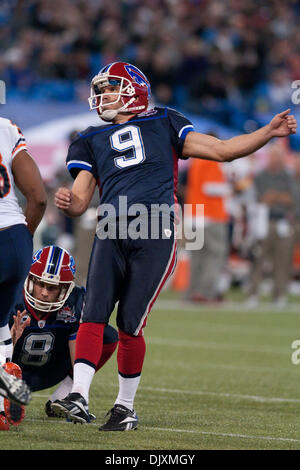 7. November 2010 - Toronto, Ontario, Kanada - Buffalo Bills Ort Kicker Rian Lindell (#9) macht einen zusätzlichen Punkt in Aktion in einem Spiel gegen die Chicago Bears im Rogers Centre. Chicago gewann das Spiel 22-19. (Kredit-Bild: © Mark Konezny/Southcreek Global/ZUMApress.com) Stockfoto