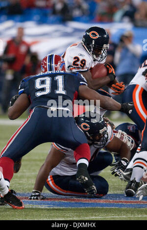 7. November 2010 versucht, pasy Buffalo Bills defensives Ende Spencer Johnson (#91) zu springen, während eines Spiels auf das Rogers Centre - Toronto, Ontario, Kanada - Chicago Bears Runningback Chester Taylor (#29). Chicago gewann das Spiel 22-19. (Kredit-Bild: © Mark Konezny/Southcreek Global/ZUMApress.com) Stockfoto