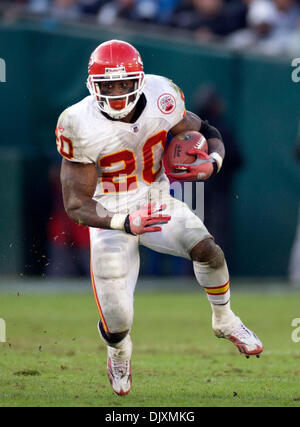 7. November 2010 - Oakland, Kalifornien, USA - Kansas City Chiefs Runningback THOMAS JONES #20 in Aktion gegen die Oakland Raiders. (Kredit-Bild: © William Mancebo/ZUMApress.com) Stockfoto