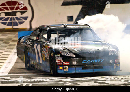 7. November 2010 - Fort Worth, Texas, Vereinigte Staaten von Amerika - Denny Hamlin (#11) brennt nach dem Gewinn der NASCAR Sprint Cup AAA Texas 500 auf dem Texas Motor Speedway. (Kredit-Bild: © Andrew Dieb/Southcreek Global/ZUMApress.com) Stockfoto