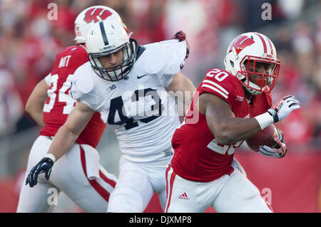 Madison, Wisconsin, USA. 30. November 2013. 30. November 2013: Wisconsin Badgers Runningback James White #20 eilt die Fußball während der NCAA Football-Spiel zwischen der Penn State Nittany Lions und die Wisconsin Badgers im Camp Randall Stadium in Madison, Wisconsin. Penn State besiegt Wisconsin 31-24. John Fisher/CSM/Alamy Live-Nachrichten Stockfoto