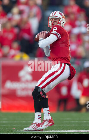 Madison, Wisconsin, USA. 30. November 2013. 30. November 2013: Wisconsin Badgers Quarterback Joel Daube #2 schaut Feld während der NCAA Football-Spiel zwischen der Penn State Nittany Lions und die Wisconsin Badgers im Camp Randall Stadium in Madison, Wisconsin. Penn State besiegt Wisconsin 31-24. John Fisher/CSM/Alamy Live-Nachrichten Stockfoto