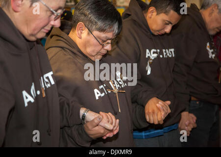 Washington, DC, USA. Immigration Reform Aktivisten beteiligen sich an einem schnellen für Familien, einen Hungerstreik begonnen, die darauf abzielen, Druck auf die US-Repräsentantenhaus, Reform der Einwanderungsgesetze zu stimmen. Die Hungerstreikenden betete in einem Zelt auf der Mall in der Nähe des Kapitols. Bildnachweis: Jim West/Alamy Live-Nachrichten Stockfoto