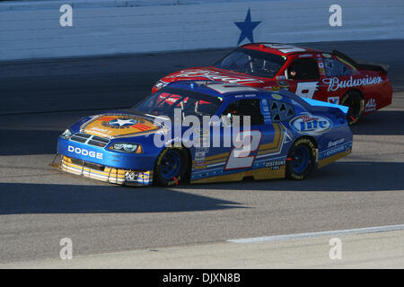 7. November 2010 - Fort Worth, Texas, Vereinigte Staaten von Amerika - NASCAR Sprint Cup Series Treiber Kurt Busch #2 durchläuft Aric Almirola #9 während der AAA Texas 500 auf dem Texas Motor Speedway in Fort Worth, Texas. (Kredit-Bild: © Matt Pearce/Southcreek Global/ZUMApress.com) Stockfoto