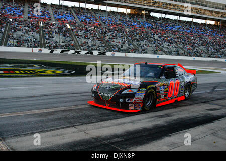 7. November 2010 - Fort Worth, Texas, Vereinigte Staaten von Amerika - NASCAR Sprint Cup Series Fahrer David Reutimann #00 kommt zum Stillstand in seinem Stall Grube während der AAA Texas 500 auf dem Texas Motor Speedway in Fort Worth, Texas. (Kredit-Bild: © Matt Pearce/Southcreek Global/ZUMApress.com) Stockfoto