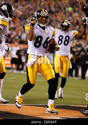 8. November 2010 - Cincinnati, Ohio, Vereinigte Staaten von Amerika - Pittsburgh Wide Receiver Hines Ward (86) einen ersten Halbjahr Touchdown punktet gegen die Bengals von Paul Brown Stadium. Die Steelers lead bei der halben 06:40. (Kredit-Bild: © Wayne Litmer/Southcreek Global/ZUMApress.com) Stockfoto