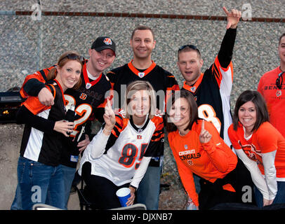 8. November 2010 - Cincinnati, Ohio, Vereinigte Staaten von Amerika - Cincinnati Bengal-Fans vor dem Spiel mit den Pittsburgh Steelers von Paul Brown Stadium auffahren. (Kredit-Bild: © Wayne Litmer/Southcreek Global/ZUMApress.com) Stockfoto