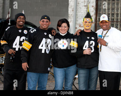 8. November 2010 - Cincinnati, Ohio, Vereinigte Staaten von Amerika - Pittsburgh Steeler Fans vor dem Spiel mit den Cincinnati Bengals von Paul Brown Stadium auffahren. (Kredit-Bild: © Wayne Litmer/Southcreek Global/ZUMApress.com) Stockfoto