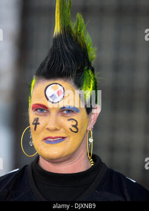 8. November 2010 Sport - Cincinnati, Ohio, Vereinigte Staaten von Amerika - A Pittsburgh Steeler Fan ihre neue Frisur vor dem Spiel mit den Cincinnati Bengals von Paul Brown Stadium. (Kredit-Bild: © Wayne Litmer/Southcreek Global/ZUMApress.com) Stockfoto