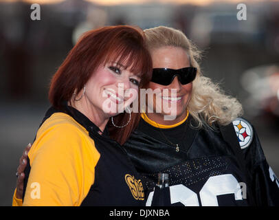 8. November 2010 - Cincinnati, Ohio, Vereinigte Staaten von Amerika - Pittsburgh Steeler Fans vor dem Spiel mit den Cincinnati Bengals von Paul Brown Stadium auffahren. (Kredit-Bild: © Wayne Litmer/Southcreek Global/ZUMApress.com) Stockfoto