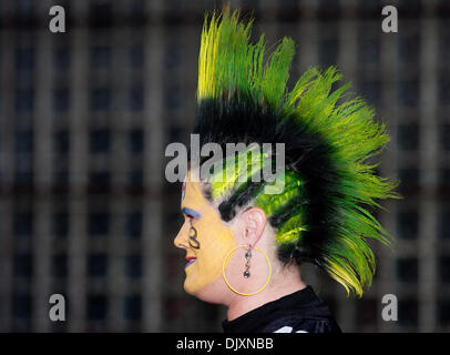 8. November 2010 Sport - Cincinnati, Ohio, Vereinigte Staaten von Amerika - A Pittsburgh Steeler Fan ihre neue Frisur vor dem Spiel mit den Cincinnati Bengals von Paul Brown Stadium. (Kredit-Bild: © Wayne Litmer/Southcreek Global/ZUMApress.com) Stockfoto