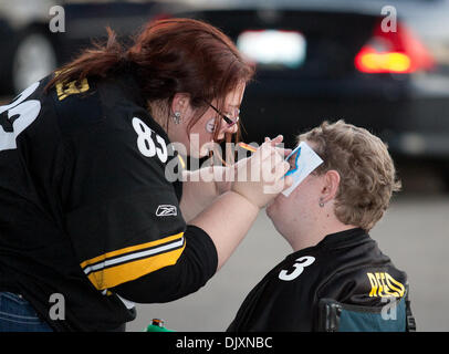 8. November 2010 - Cincinnati, Ohio, Vereinigte Staaten von Amerika - A Pittsburgh Steeler Fan bekommt sein Gesicht vor dem Spiel mit den Cincinnati Bengals von Paul Brown Stadium gemalt. (Kredit-Bild: © Wayne Litmer/Southcreek Global/ZUMApress.com) Stockfoto