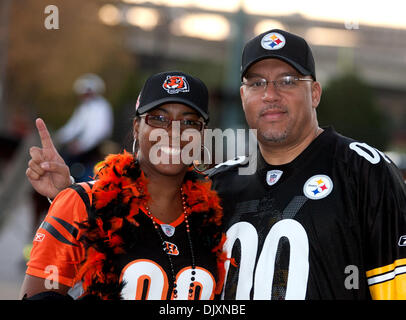 8. November 2010 fan - Cincinnati, Ohio, Vereinigte Staaten von Amerika - A Bengal und Steeler vor dem Spiel von Paul Brown Stadium. (Kredit-Bild: © Wayne Litmer/Southcreek Global/ZUMApress.com) Stockfoto