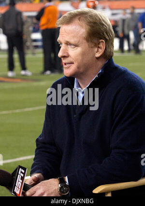 8. November 2010 - Cincinnati, Ohio, Vereinigte Staaten von Amerika - NFL-Kommissar Roger Goodell auf die Luft vor dem Spiel zwischen den Cincinnati Bengals und die Pittsburgh Steelers von Paul Brown Stadium. (Kredit-Bild: © Wayne Litmer/Southcreek Global/ZUMApress.com) Stockfoto