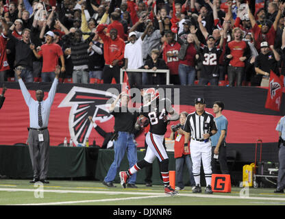 11. November 2010 - erhält Atlanta, Georgia, USA - Atlanta Falcons Wide Receiver RODDY WHITE (#84) der Gewinner Touchdown gegen die Baltimore Ravens im Georgia Dome. Die Falken besiegt die Raves 26-21. (Kredit-Bild: © Erik Lesser/ZUMApress.com) Stockfoto