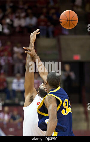 12. November 2010 buhlen - Columbus, Ohio, Vereinigte Staaten von Amerika - Ohio Landesuniversität Senior vorwärts Dallas Lauderdale (#52) und North Carolina A & T Sophomore vorwärts DaMetrius Upchurch (#33) für den Tipp aus der ersten Phase des Spiels in der Wert-City-Arena im Jerome Schottenstein Center in Columbus, Ohio Freitagabend 12. November 2010 zu starten. Die Buckeyes besiegte das Agg Stockfoto