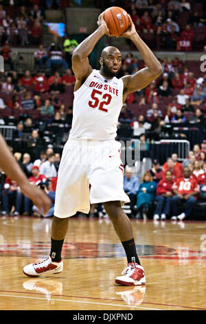 12. November 2010 sieht - Columbus, Ohio, Vereinigte Staaten von Amerika - Ohio Landesuniversität Senior vorwärts Dallas Lauderdale (#52) an einem Tammate in der ersten Phase des Spiels in der Wert-City-Arena im Jerome Schottenstein Center in Columbus, Ohio Freitagabend 12. November 2010 übergeben. Die Buckeyes führen die Aggies 52-25 am Ende der ersten Periode. (Kredit-Bild: © James DeCamp Stockfoto