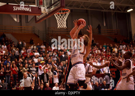 12. November 2010 - Los Angeles, California, Vereinigte Staaten von Amerika - 12. November 2010: Tim Diederichs (32) der LMU Antriebe für einen Lay.  Morgan State schlagen LMU 81-79 an Gersten Pavilion in Los Angeles, Kalifornien. (Kredit-Bild: © Josh Kapelle/Southcreek Global/ZUMApress.com) Stockfoto