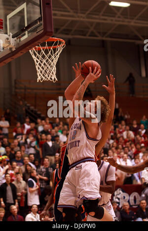 12. November 2010 - Los Angeles, California, Vereinigte Staaten von Amerika - 12. November 2010: Tim Diederichs (32) der LMU Antriebe für einen Lay.  Morgan State schlagen LMU 81-79 an Gersten Pavilion in Los Angeles, Kalifornien. (Kredit-Bild: © Josh Kapelle/Southcreek Global/ZUMApress.com) Stockfoto