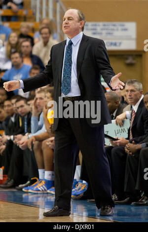 12. November 2010 - Westwood, Kalifornien, Vereinigte Staaten von Amerika - UCLA Kopf Trainer Ben Howland während der UCLA Vs Cal State University Northridge Spiel im Pauley Pavilion. Die UCLA Bruins fuhr fort, um der CSUN Matadore mit einem Endstand von 83-50 zu besiegen. (Kredit-Bild: © Brandon Parry/Southcreek Global/ZUMApress.com) Stockfoto