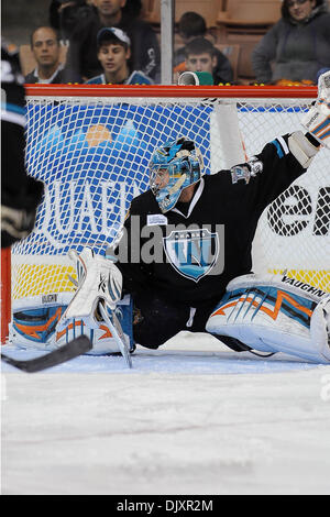 12. November 2010 - Manchester, New Hampshire, Vereinigte Staaten von Amerika - Worcester Sharks zwei Tore in der zweiten Periode auf 2: 0 über den Monarchen zu gehen. Haie Goalie Alex Stalock (#32) (Kredit-Bild: © Jim Melito/Southcreek Global/ZUMApress.com) Stockfoto