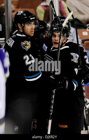 12. November 2010 - Manchester, New Hampshire, Vereinigte Staaten von Amerika - Worcester Sharks zwei Tore in der zweiten Periode auf 2: 0 über den Monarchen zu gehen. (Kredit-Bild: © Jim Melito/Southcreek Global/ZUMApress.com) Stockfoto