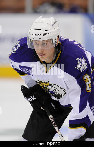 12. November 2010 - Manchester, New Hampshire, Vereinigte Staaten von Amerika - Worcester Sharks zwei Tore in der zweiten Periode auf 2: 0 über den Monarchen zu gehen. Monarchen Defenseman Andrew Campbell(#2) (Kredit-Bild: © Jim Melito/Southcreek Global/ZUMApress.com) Stockfoto