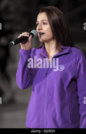 12. November 2010 - Manchester, New Hampshire, Vereinigte Staaten von Amerika - Alicia Jacobs die amerikanische Nationalhymne singt in der Verizon Wireless Arena vor dem Spiel (Credit-Bild: © Jim Melito/Southcreek Global/ZUMApress.com) Stockfoto