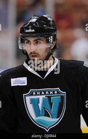 12. November 2010 - Manchester, New Hampshire, Vereinigte Staaten von Amerika - Worcester Sharks zwei Tore in der zweiten Periode auf 2: 0 über den Monarchen zu gehen. Haie weiterleiten Benn Ferriero (#21) (Kredit-Bild: © Jim Melito/Southcreek Global/ZUMApress.com) Stockfoto