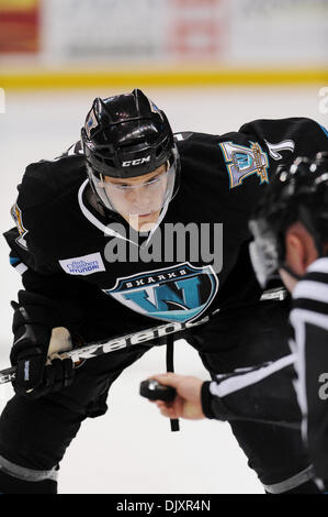 12. November 2010 - Manchester, New Hampshire, Vereinigte Staaten von Amerika - Worcester Sharks zwei Tore in der zweiten Periode auf 2: 0 über den Monarchen zu gehen. Haie weiterleiten Tommy Wingels (#17) (Kredit-Bild: © Jim Melito/Southcreek Global/ZUMApress.com) Stockfoto