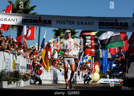 13. November 2010 - Clearwater, FL, USA - DOUGLAS R. CLIFFORD | Times.NP 330202 CLIF IRONMAN 16 Samstag (13.11.2010) CLEARWATER Michael Raelert (CQ), Drage, Deutschland, überquert die Ziellinie Samstag wo er gewann die Männer pro Division für die Foster Grant Ironman World Championship 70.3 in Clearwater, und waren, er verteidigte seinen Titel und der erste Konkurrent in der Geschichte der t Stockfoto