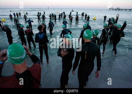 13. November 2010 - Clearwater, FL, USA - DOUGLAS R. CLIFFORD | Times.NP 330202 CLIF IRONMAN 4 Samstag (13.11.2010) CLEARWATER Konkurrenten bei den Männern der 55-bis 59-Jährigen (jährige) Abteilung versammeln sich am Golf von Mexiko vor Beginn der Ironman World Championship 70.3 [Douglas R. Clifford, Zeiten] (Credit-Bild: © St. Petersburg Times/ZUMApress.com) Stockfoto