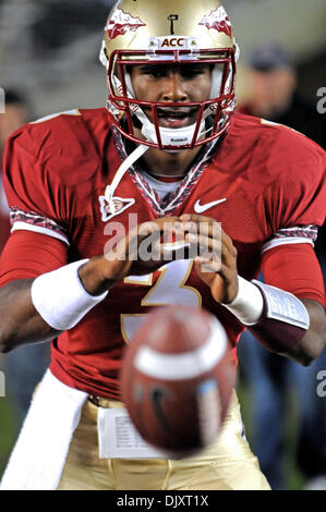 13. November 2010 - Tallahassee, Florida, Vereinigte Staaten von Amerika - 13. November 2010:. Florida State backup QB E. J. Manuel findet die erste Snap von Scrimmage nach als der Ausgangspunkt Quarterback für FSU verletzungsbedingt Starter Christian Ponder in letzte Woche das Spiel gegen UNC ausgewählt zu werden. Manuel führte FSU zu einem 16-13 Sieg gegen Clemson Doak Campbell Stadium in Tallahassee, Flo Stockfoto