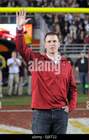 13. November 2010 - Tallahassee, Florida, Vereinigte Staaten von Amerika - 13. November 2010:. Ehemaliger FSU Baseball herausragenden Buster Posey, jetzt der Ausgangspunkt Catcher für die World Series Champs San Francisco Giants, hat einen Auftritt an der FSU-Clemson Spiel und dem Publikum "Wellenlinien" wie er im ersten Quartal des Spiels eingeführt wird. FSU besiegt Clemson16-13 Doak Campbell Stadium in Talla Stockfoto