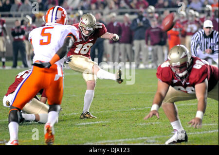 13. November 2010 - Tallahassee, Florida, Vereinigte Staaten von Amerika - 13. November 2010:. Florida State PK Dustin Hopkins (18) bohrt ein 55 Yard FG als Zeit abgelaufen um FSU einen Sieg über Clemson geben. FSU besiegte Clemson16-13 Doak Campbell Stadium in Tallahassee, Florida, USA. (Kredit-Bild: © Mike Olivella/ZUMApress.com) Stockfoto