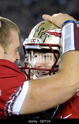 13. November 2010 - Tallahassee, Florida, Vereinigte Staaten von Amerika - 13. November 2010:. Florida State PK Dustin Hopkins (R) ist umarmt von einem Teamkollegen nach dem Feld Tor treten, als Zeit abgelaufen. FSU besiegte Clemson16-13 Doak Campbell Stadium in Tallahassee, Florida, USA. (Kredit-Bild: © Mike Olivella/ZUMApress.com) Stockfoto