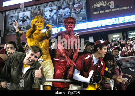 13. November 2010 - Tallahassee, Florida, Vereinigte Staaten von Amerika - 13. November 2010:. Florida State-Fans feiern den letzten zweiten Sieg über Clemson nach PK Dustin Hopkins einen 55 Hof FG FSU den Sieg geben gebohrt. FSU besiegte Clemson16-13 Doak Campbell Stadium in Tallahassee, Florida, USA. (Kredit-Bild: © Mike Olivella/ZUMApress.com) Stockfoto