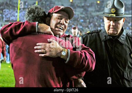 13. November 2010 - Tallahassee, Florida, Vereinigte Staaten von Amerika - 13. November 2010:. Florida State Head Coach Jimbo Fisher (Mitte) ist von einem anderen Trainer umarmt, nach PK Dustin Hopkins 55 Hof FG FSU den Sieg zu geben gebohrt, als die Zeit abgelaufen ist. FSU besiegte Clemson16-13 Doak Campbell Stadium in Tallahassee, Florida, USA. (Kredit-Bild: © Mike Olivella/ZUMApress.com Stockfoto